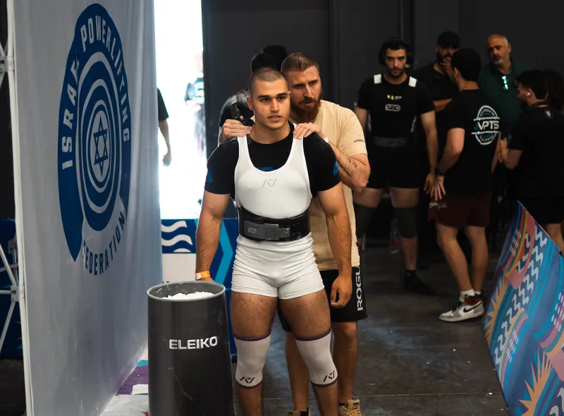 הכנה אחרונה מאחורי הקלעים לפני העלייה לבמה